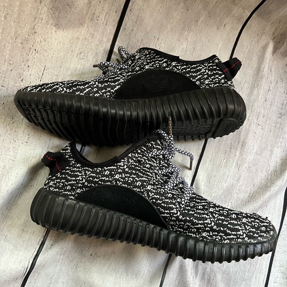 Adidas Yeezy Boost Women's Sneakers Size 7 Black White - Picture 9 of 9